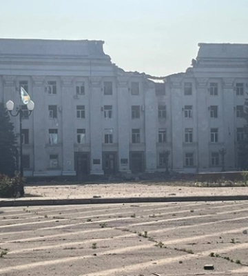 Вранці РФ атакувала Херсон КАБами. Постраждала будівля ОДА, є потерпілі