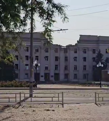 Вранці Росія атакувала КАБами Херсон. Будівля ОДА серйозно пошкоджена