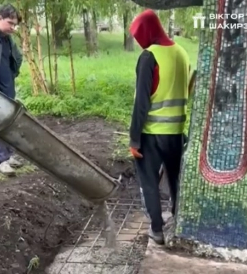 У Гідропарку забетонували мозаїчні дерева