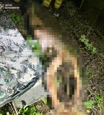 У Чернівцях рятувальники ДСНС дістали з каналізаційного колодязю тіло людини