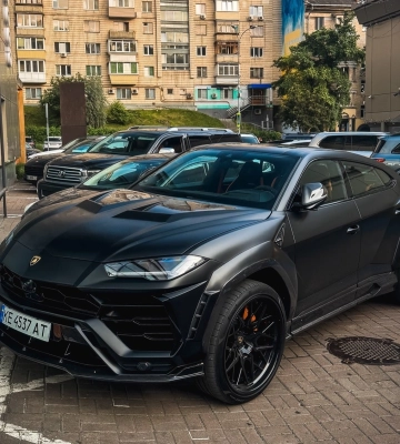 В Киеве заметили сверхмощный кроссовер Lamborghini с редким тюнингом 