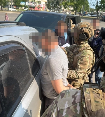 Вимагали хабарі за повернення із СЗЧ без юридичних наслідків: викрито військовослужбовців на Миколаївщині
