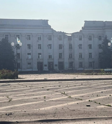 Вранці РФ атакувала Херсон КАБами. Постраждала будівля ОДА, є потерпілі