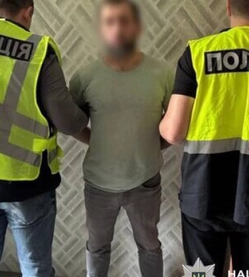 Погрожуючи гранатою, змусили перехожого перерахувати 5 тис. грн: у Києві затримано двох іноземців, - Нацполіція. ФОТОрепортаж