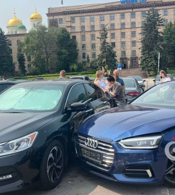 У центрі Дніпра водійка Audi переплутала педалі та спричинила масове ДТП: відео