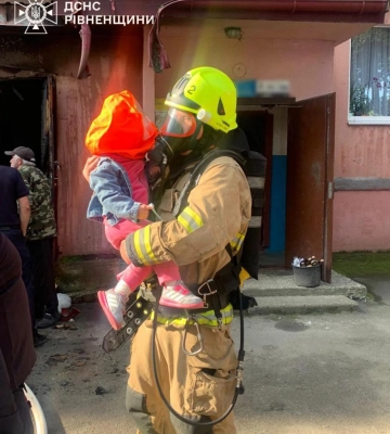 У Рівному горіла багатоповерхівка: вогнеборці врятували двох людей (ВІДЕО)