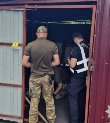 Детонація предмета у сміттєвому баку в Дарницькому районі Києва: постраждали двоє чоловіків. ФОТОрепортаж