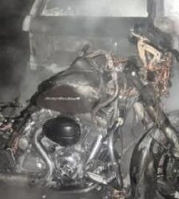 Підпал: у Полтаві згоріли Range Rover та Harley-Davidson керівника КАТП-1628