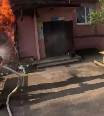 У Рівному горіла багатоповерхівка: вогнеборці врятували двох людей (ВІДЕО)