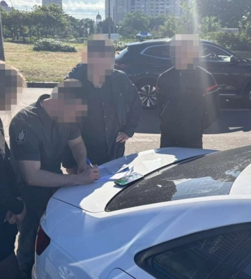 У Дніпрі ексінспекторка поліції за гроші допомагала ухилянтам уникати відповідальності