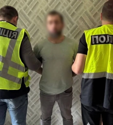 Погрожуючи гранатою, змусили перехожого перерахувати 5 тис. грн: у Києві затримано двох іноземців, - Нацполіція. ФОТОрепортаж