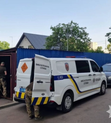 В одном из районов Киева в мусорнике взорвался неизвестный предмет: есть пострадавшие