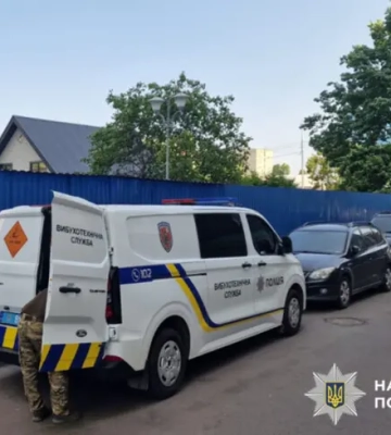В одном из районов Киева в мусорнике взорвался неизвестный предмет: есть пострадавшие