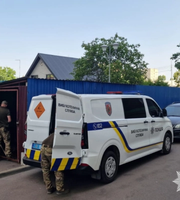 В одном из районов Киева в мусорнике взорвался неизвестный предмет: есть пострадавшие