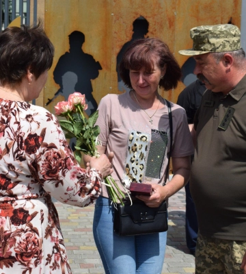 Останній дзвінок до родини був 10 липня, а через кілька днів він загинув: сестрі Героя з Волині вручили його посмертну нагороду