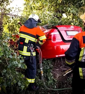 Автівка влетіла у дерево на узбіччі: у ДТП на Броварщині загинули троє людей Автівка влетіла у дерево на узбіччі: у ДТП на Броварщині загинули троє людей