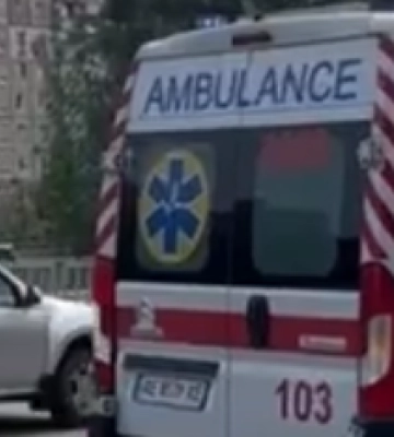 Відлетіла на кілька метрів: у Дніпрі літню жінку збила автівка, - ВІДЕО