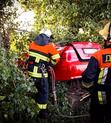На Киевщине автомобиль врезался в дерево на обочине, есть погибшие