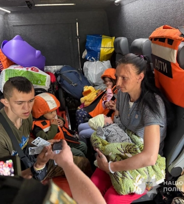 З прикордоння Сумщини поліцейські евакуювали подружжя з дітьми та їхніх рідних (відео)