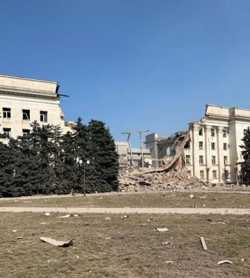Оккупанты авиабомбами разрушили здание ОГА в Херсоне – фото