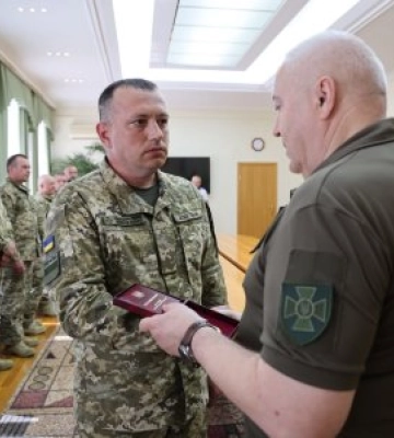 «Захиснику Вітчизни»: двох прикордонників Чопського загону відзначили державними нагородами