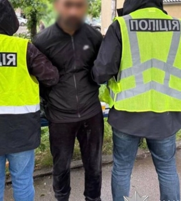 Угрожали гранатой: в Киеве двое иностранцев терроризировали прохожего