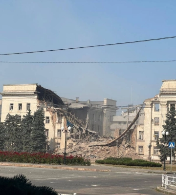 Российская авиация ударила по Херсону – в центре города большие разрушения
