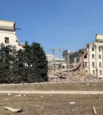 Оккупанты дважды за день обстреляли Херсонскую ОГА - здание практически разрушено