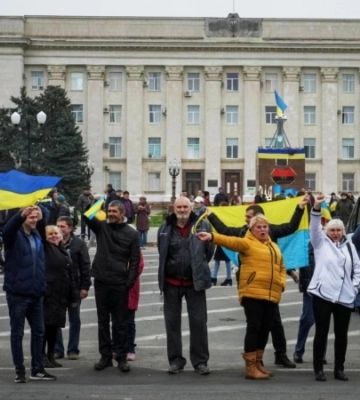 «Жодного військового сенсу, відверто руйнують життя» – Зеленський про удар РФ по Херсонській ОДА