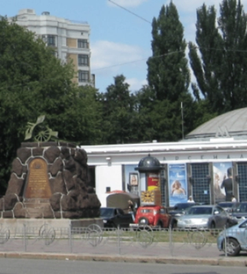 Біля метро в Києві виявили труп: що відомо