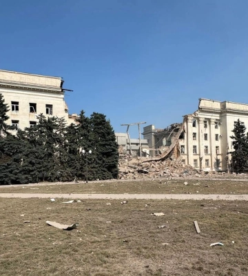Як виглядає будівля Херсонської ОВА після російських авіаобстрілів 
