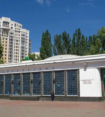 Біля метро в Києві виявили труп: що відомо