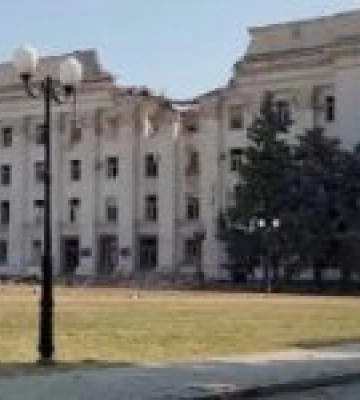 Атака рф зруйнувала центр Херсона та частину будівлі ОВА
