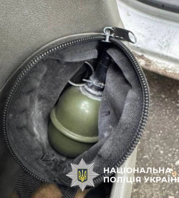 У Києві затримано іноземців, які погрожуючи гранатою, змусили чоловіка перерахувати на їх картку гро