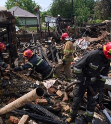 Російський обстріл України: загинула родина рятувальника. Наслідки у Прилуках, Херсоні та Харкові