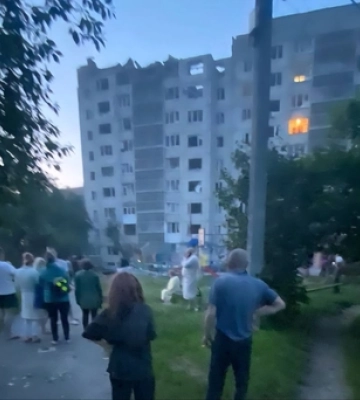 У Луцьку після прильоту палає багатоповерхівка (відео)