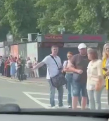 Черги на зупинках та «космічні» ціни на таксі — відео транспортного колапсу у Києві