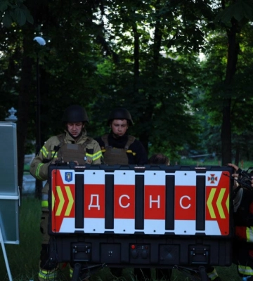 Трое спасателей погибли при ликвидации ударов РФ в Киеве