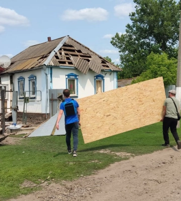 Волонтери допомагають відновлювати пошкоджені російськими обстрілами оселі у Річках