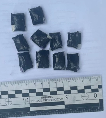 У Сумах патрульні знайшли у 15-річного підлітка десять згортків із наркотиками