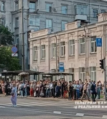 Черги на зупинках та космічні ціни на таксі. Як кияни сьогодні добираються на роботу