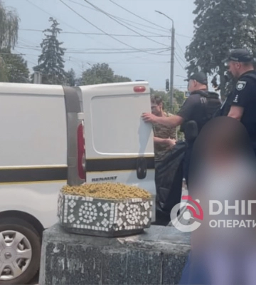 У центрі Дніпра з вікна гуртожитку випал хлопець (ФОТО)