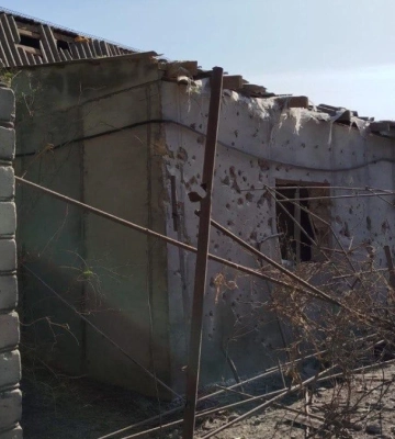 Військові РФ вночі обстріляли будинок та освітній заклад у Білозерці