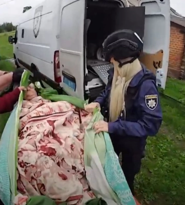 Поліцейські «Білого янгола» евакуювали трьох літніх жінок з прикордоння