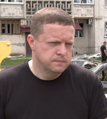 З пошкодженої внаслідок атаки РФ у Луцьку дев&#039;ятиповерхівки мешканці виносять цінні речі