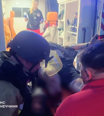На Донеччині рятувальники вивільнили пораненого водія із потрощеного у ДТП автомобіля