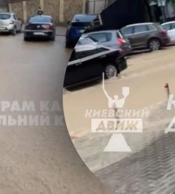 У Києві біля Палацу "Україна" – справжня ріка: там прорвало трубу