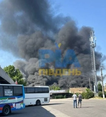 В оккупированном Мелитополе горит завод, на котором расположена ремонтная база военной техники (видео)
