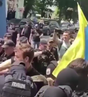 У Києві військовослужбовець вдарив поліцейського протезом по голові, відео