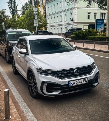 В Киеве заметили редкий заряженный кроссовер Volkswagen на 300 сил 